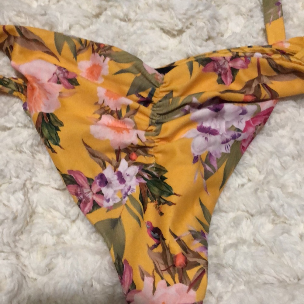 Beach Riot bikini 👙 - Picture 4 of 9